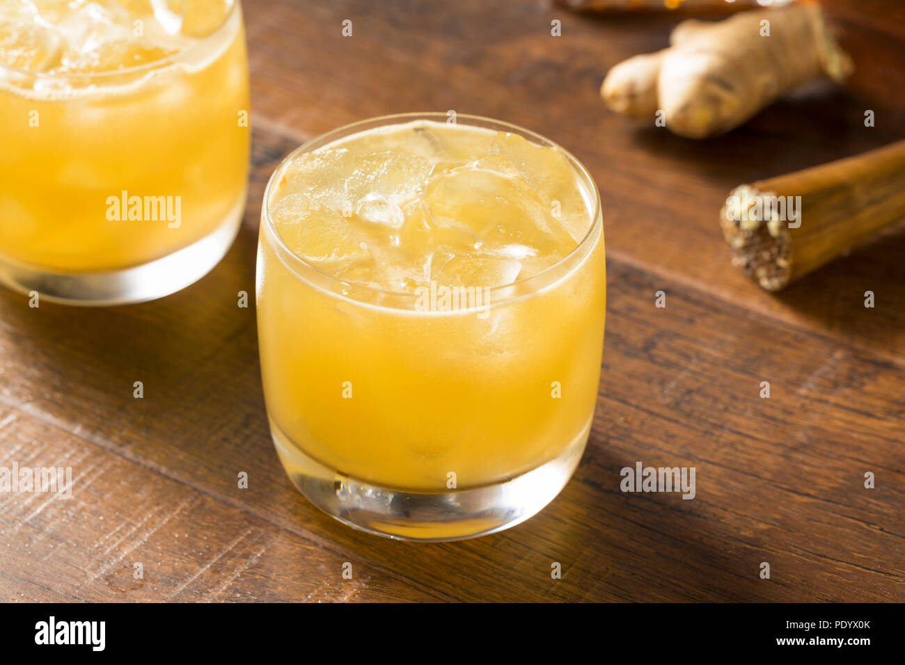 Alkoholische Scotch Penicillin Cocktail mit Zitrone und Ingwer Stockfoto