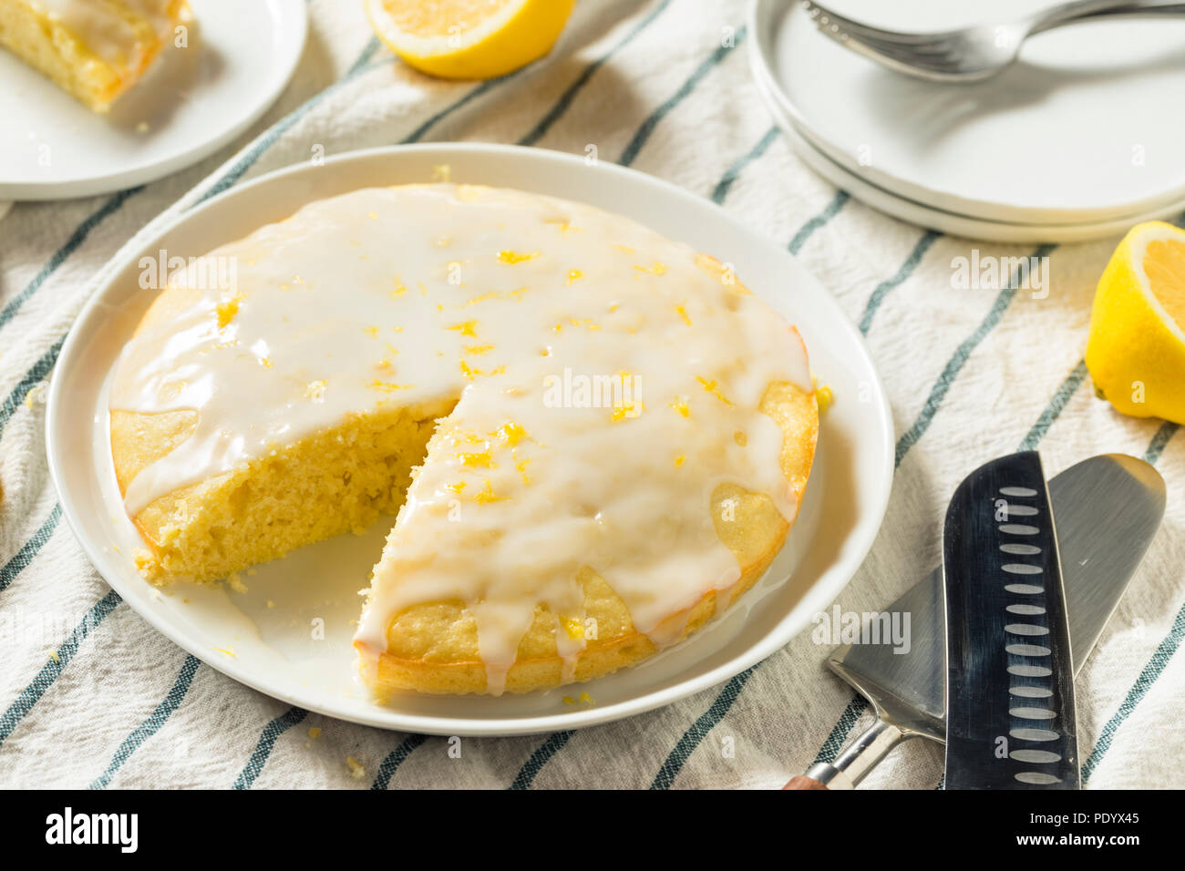 Süße Hausgemachte gelbe Zitrone Lemoncello Kuchen mit der Glasur Stockfoto