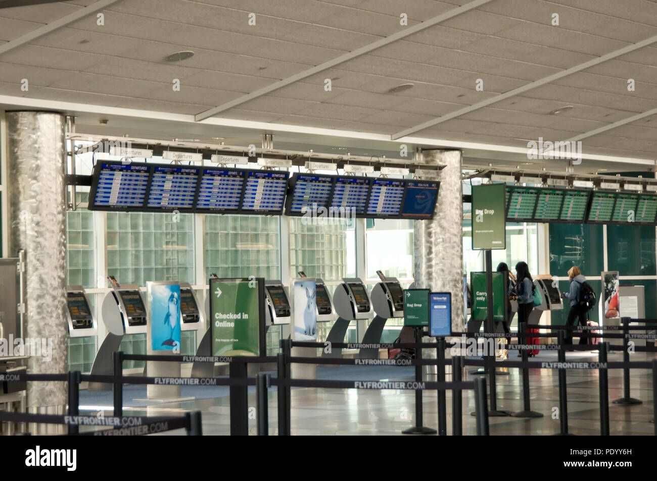 Ankunft und Abreise Board in der Nähe der Passagier Check-in am Flughafen Stockfoto