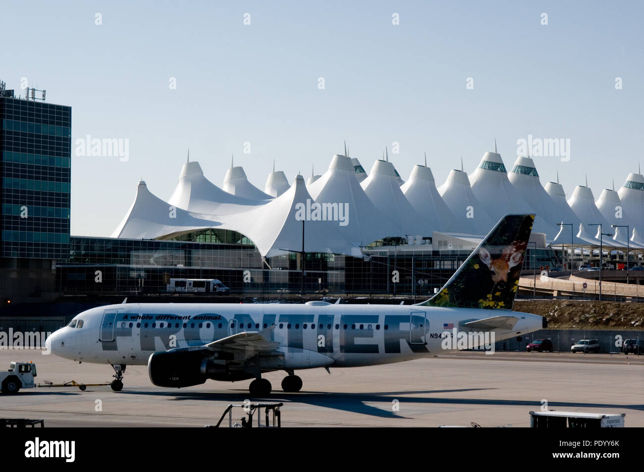 Blick aus dem Fenster der Bahnhofshalle ein Flugzeug zum Tor gezogen wird. Stockfoto