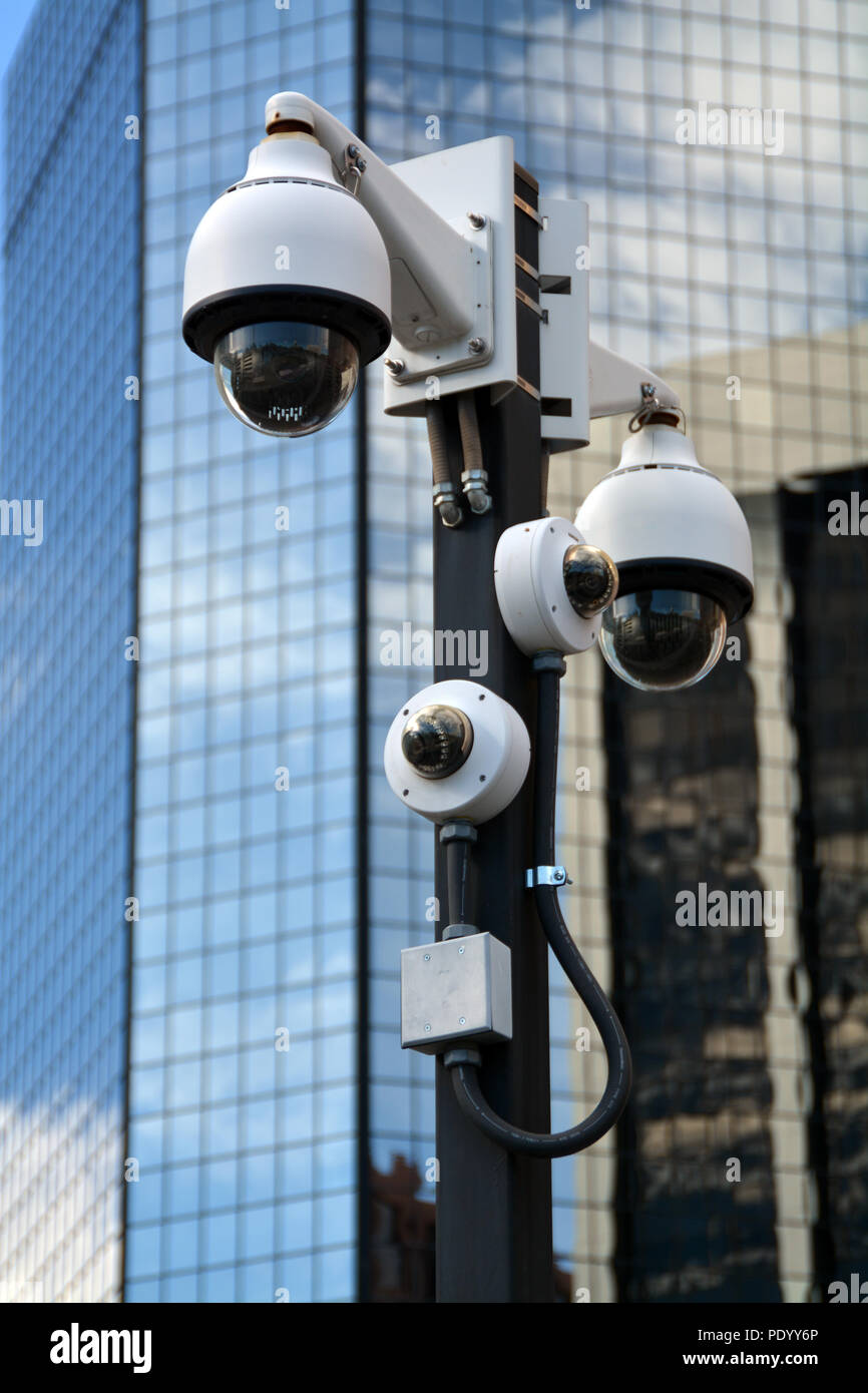 Ein Cluster von Überwachungskameras auf einer Stange in einer Stadt. Ausschließliche Rechte verwaltet der Foto. Stockfoto