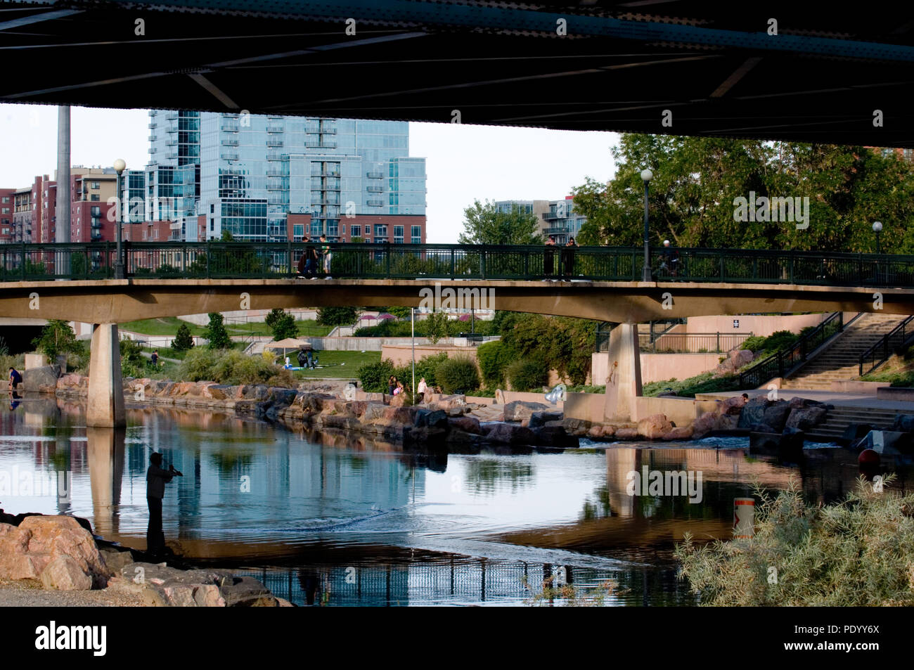 Schatten der Stadt Welligkeit über den Fluss als Denver Bewohner genießen Zusammenfluss Park bei Sonnenuntergang. Ausschließliche Rechte verwaltet Foto- und Denver Adr Stockfoto