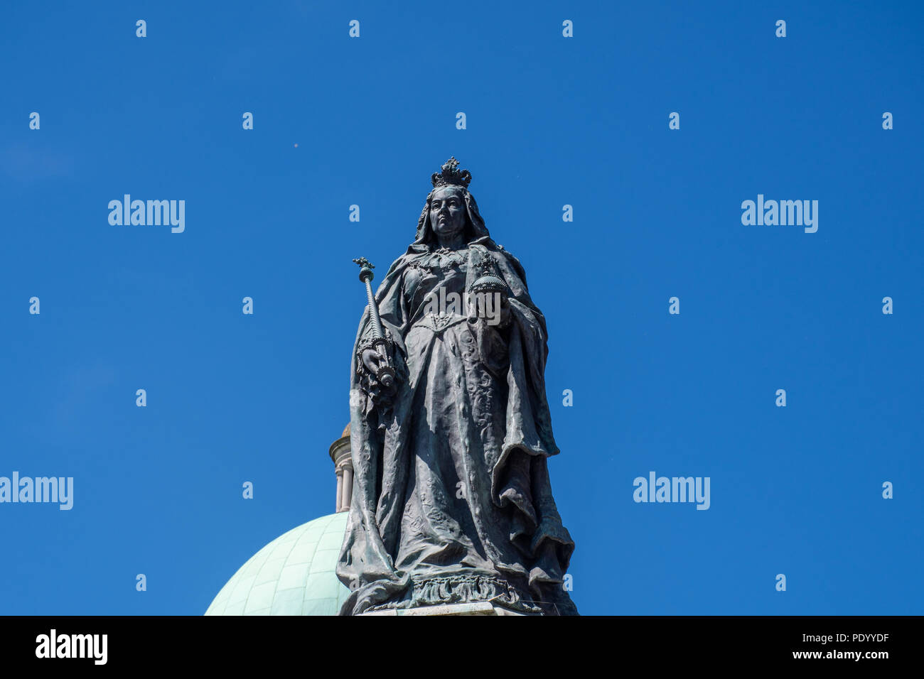 Statue von Queen Victoria mit Dom im Hintergrund Stockfoto