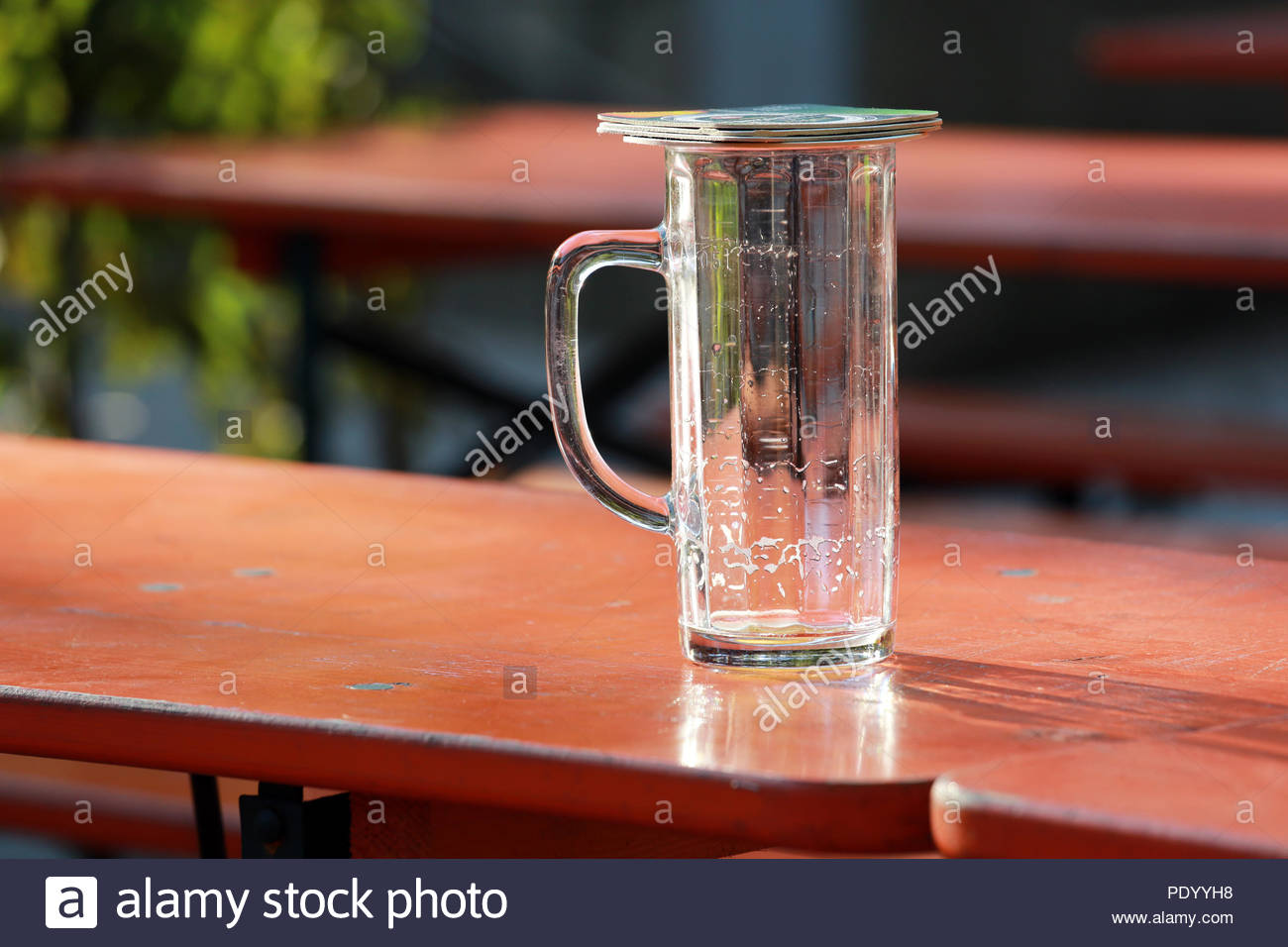 Ein paar Bier matten Abdeckung ein leeres Bierglas bei heißem Wetter auf einem deutschen Abend Stockfoto