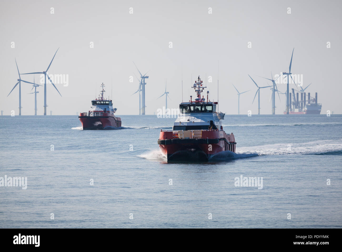 Crew transfer Schiffe Njord Thor (links) und Njord Petrel (Rechts) arbeiten an der Walney Erweiterung Offshore Windpark in der Irischen See Stockfoto