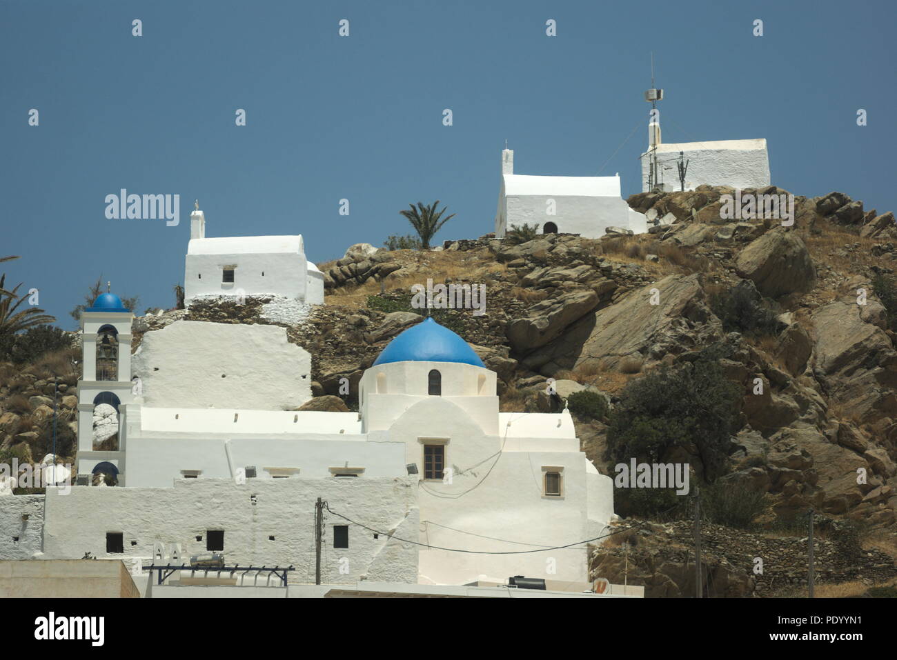 Europa, Griechenland, Insel Ios in der Kykladen, die Hora (Stadt). Kirchen und Kapellen auf dem Hügel über der Stadt thront. Stockfoto
