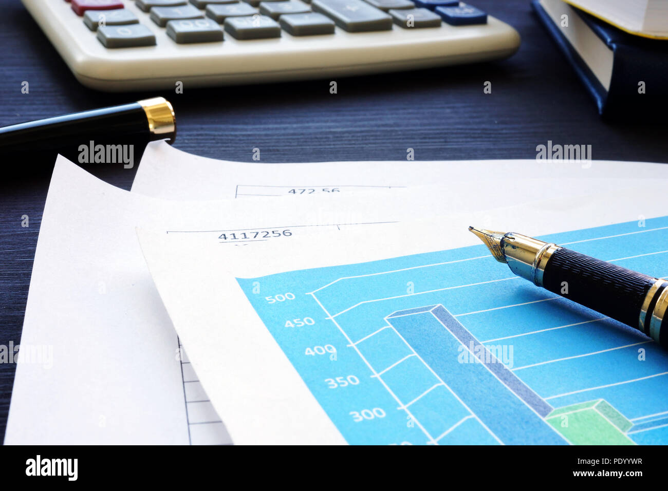 Geschäftliche Dokumente, Stift und Taschenrechner. Die Prüfung der Rechnungsführung. Stockfoto