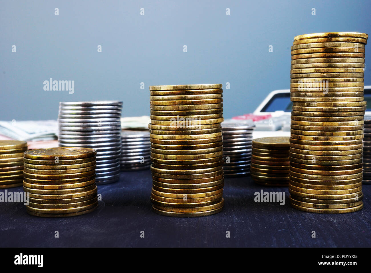 Das Wachstum der Unternehmen. Stapel von Münzen und Rechner. Finanziellen Wohlstand. Stockfoto