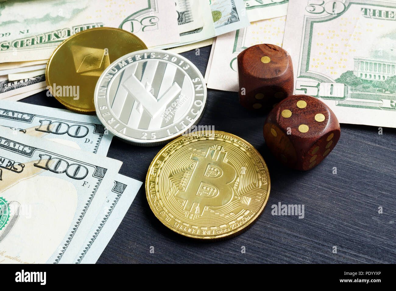Crypto Devisenhandel Konzept. Cryptocurrency Börse. Münzen und Würfel. Stockfoto