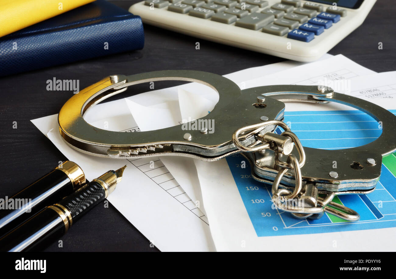 Finanzbetrug Konzept. Geschäftliche Dokumente und Handschellen. Stockfoto