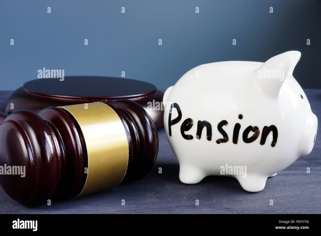 Rechtliche Probleme mit Rente und Ruhestand. Piggy Bank in einem Gericht. Stockfoto