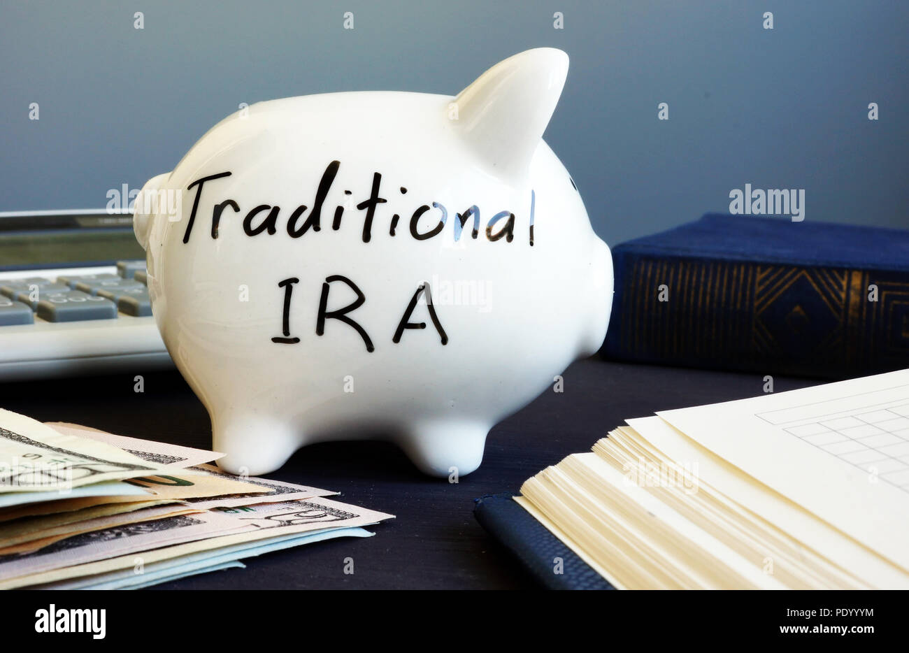 Traditionelle ira handschriftlich auf einer Seite des Sparschwein. Stockfoto Traditionelle ira handschriftlich auf einer Seite des Sparschwein. Stockfoto