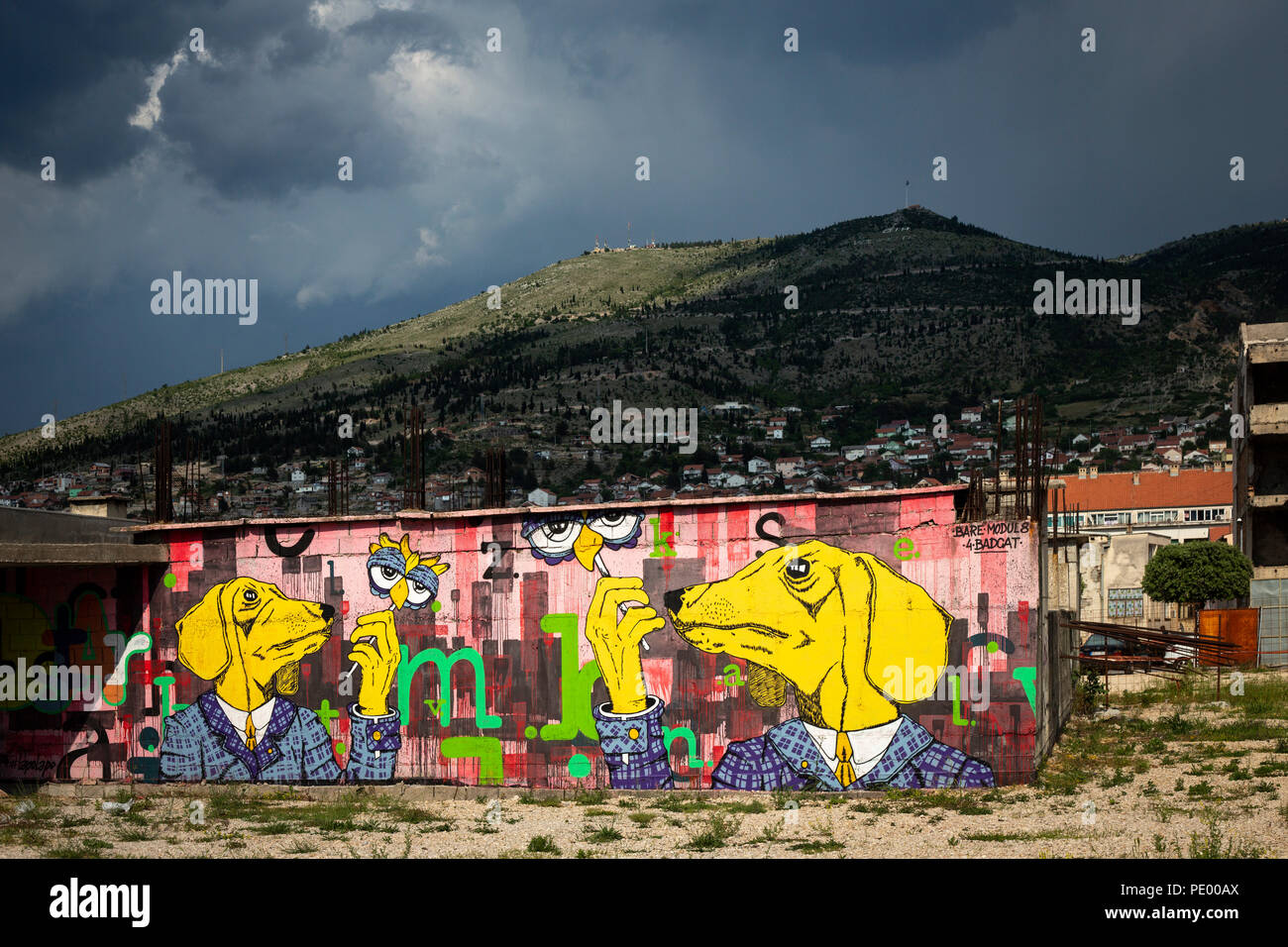 Ein Graffiti mit zwei anthropomorphen Hunde auf einem stillgelegten Wand von Mostar Zentrum ((Herzegovina-Neretva, Bosnien-herzegowina). Stockfoto