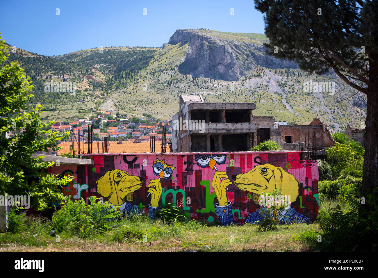 Ein Graffiti mit zwei anthropomorphen Hunde auf einem stillgelegten Wand von Mostar Zentrum ((Herzegovina-Neretva, Bosnien-herzegowina). Stockfoto