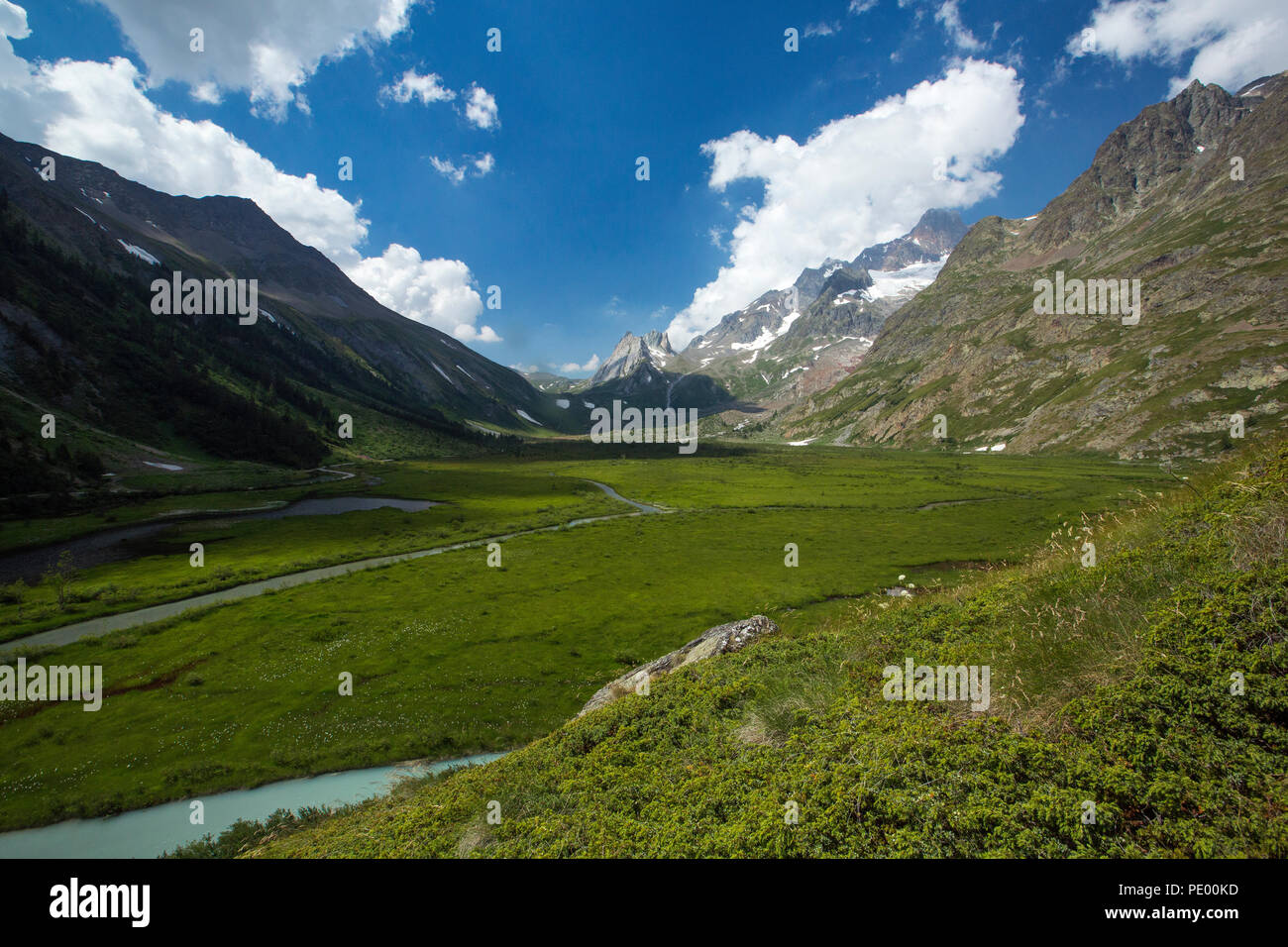 Courmayeur, Val d'Aosta, Veny Tal, Alpes Italiens: combal See und die Pyramides Calcaires auf dem Hintergrund, in einem Sommermorgen. Stockfoto