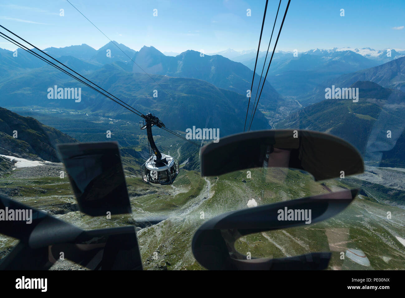 COURMAYEUR, ITALIEN, 2. AUGUST: Blick von einer Kabine aus der Skyway während der Klettern auf der Panoramaterrasse Punta Helbronner in der Nähe von Monte Bianco (Mont Blanc) Stockfoto