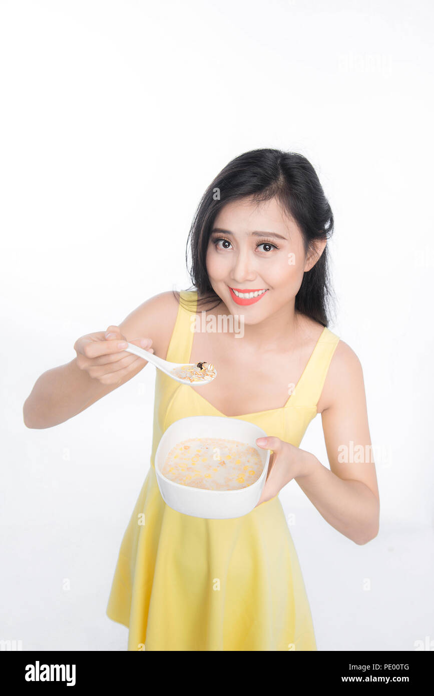 Asiatische Frau Schüssel Müsli oder Müsli zum Frühstück Essen Stockfoto