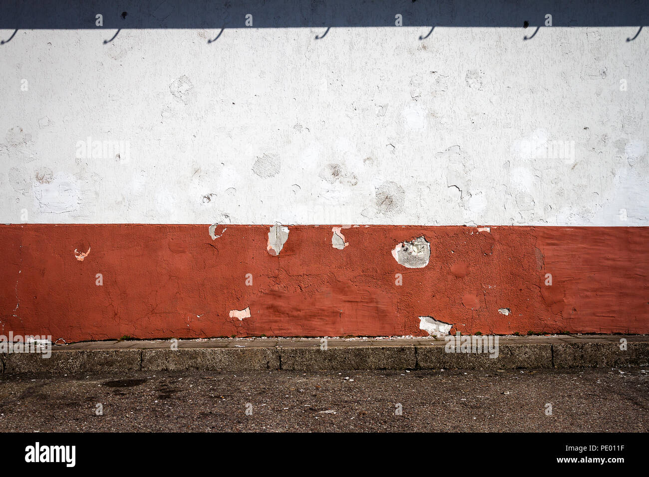 Weiß und Rot Putz an der Wand. Abstrakte Architektur Hintergrund Stockfoto