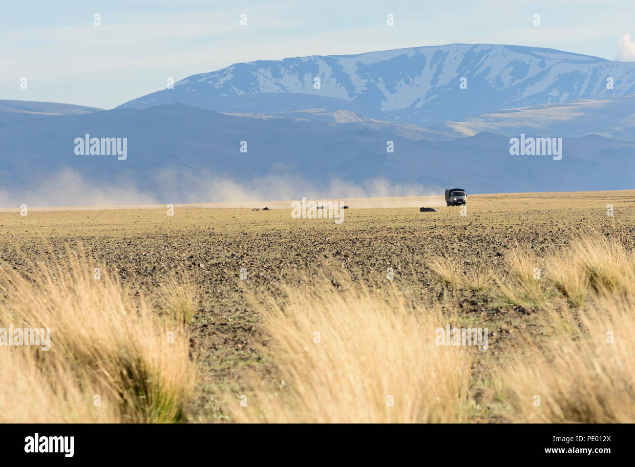Ein sich näherndes Auto auf der Steppe in der Nähe von Kosh-Agach, Altai  Region, Russland Stockfotografie - Alamy