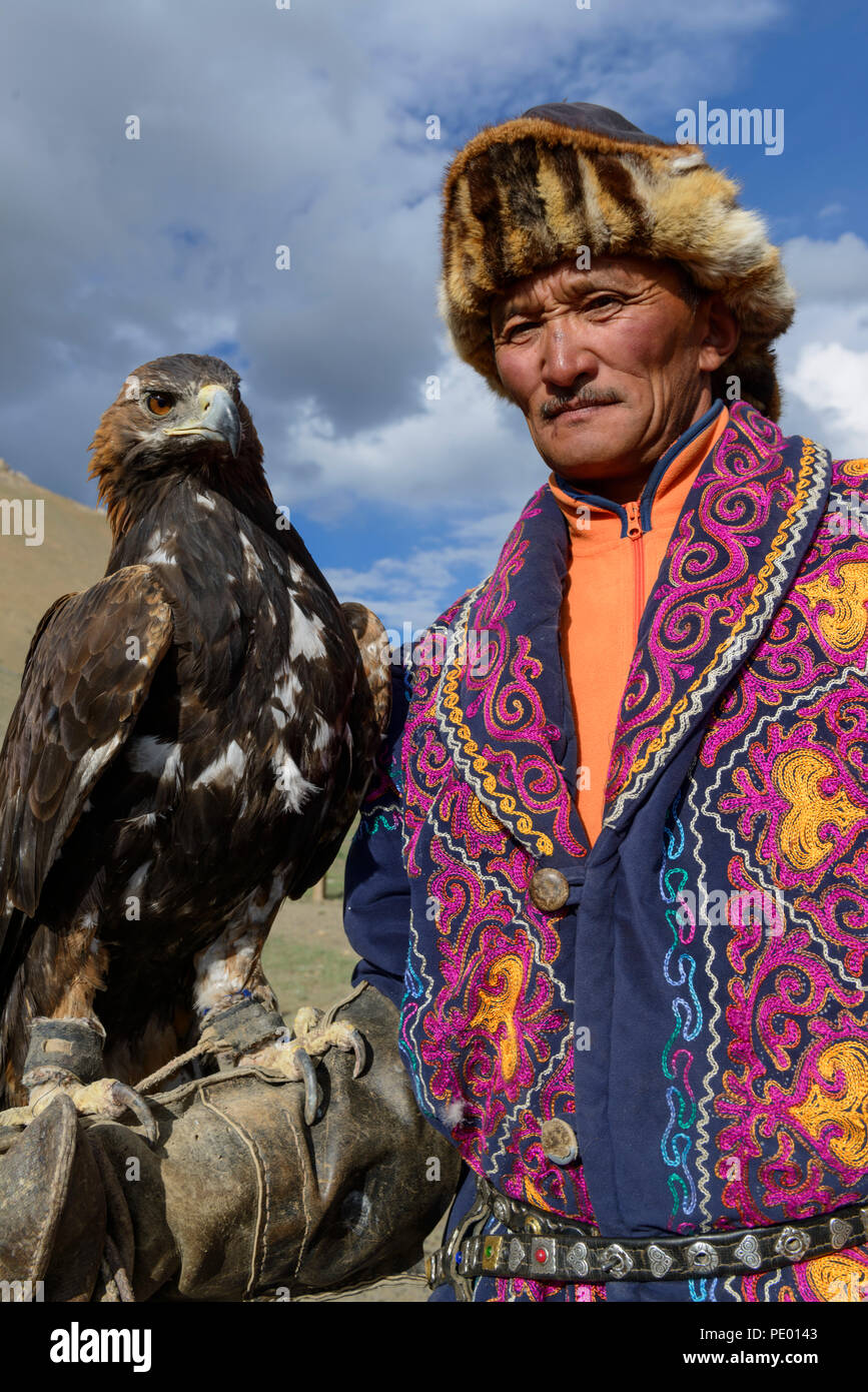 Eine kasachische eagle Jäger mit seinem goldenen Adler in Bayan-Olgii, Mongolei. Stockfoto