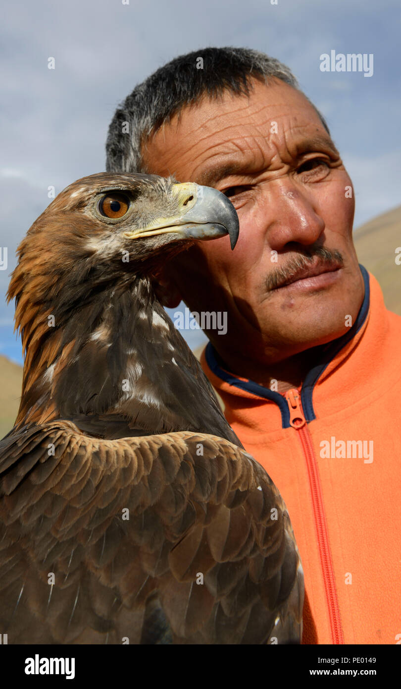 Eine kasachische eagle Jäger mit seinem goldenen Adler in Bayan-Olgii, Mongolei. Stockfoto