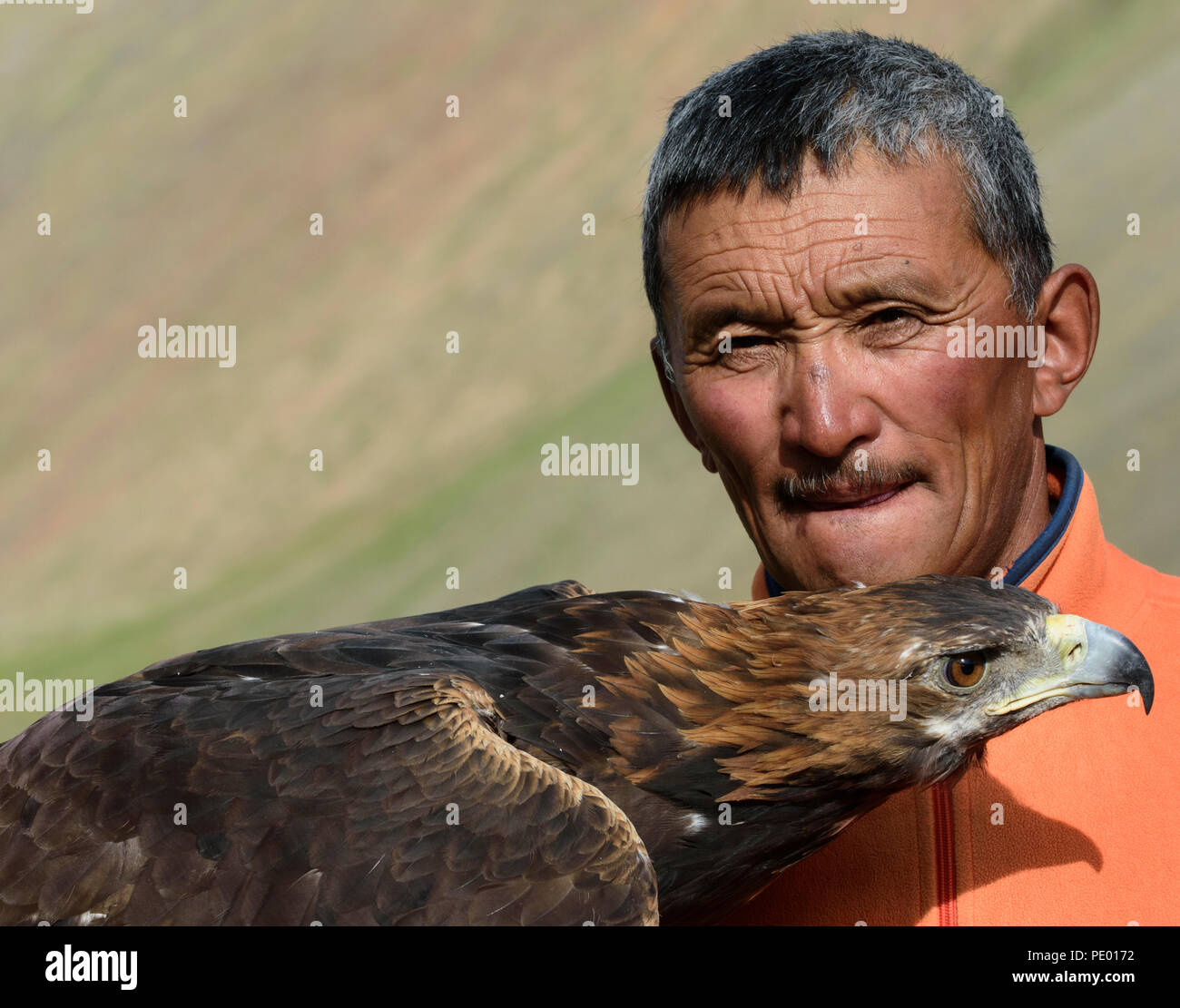 Eine kasachische eagle Jäger mit seinem goldenen Adler in Bayan-Olgii, Mongolei. Stockfoto