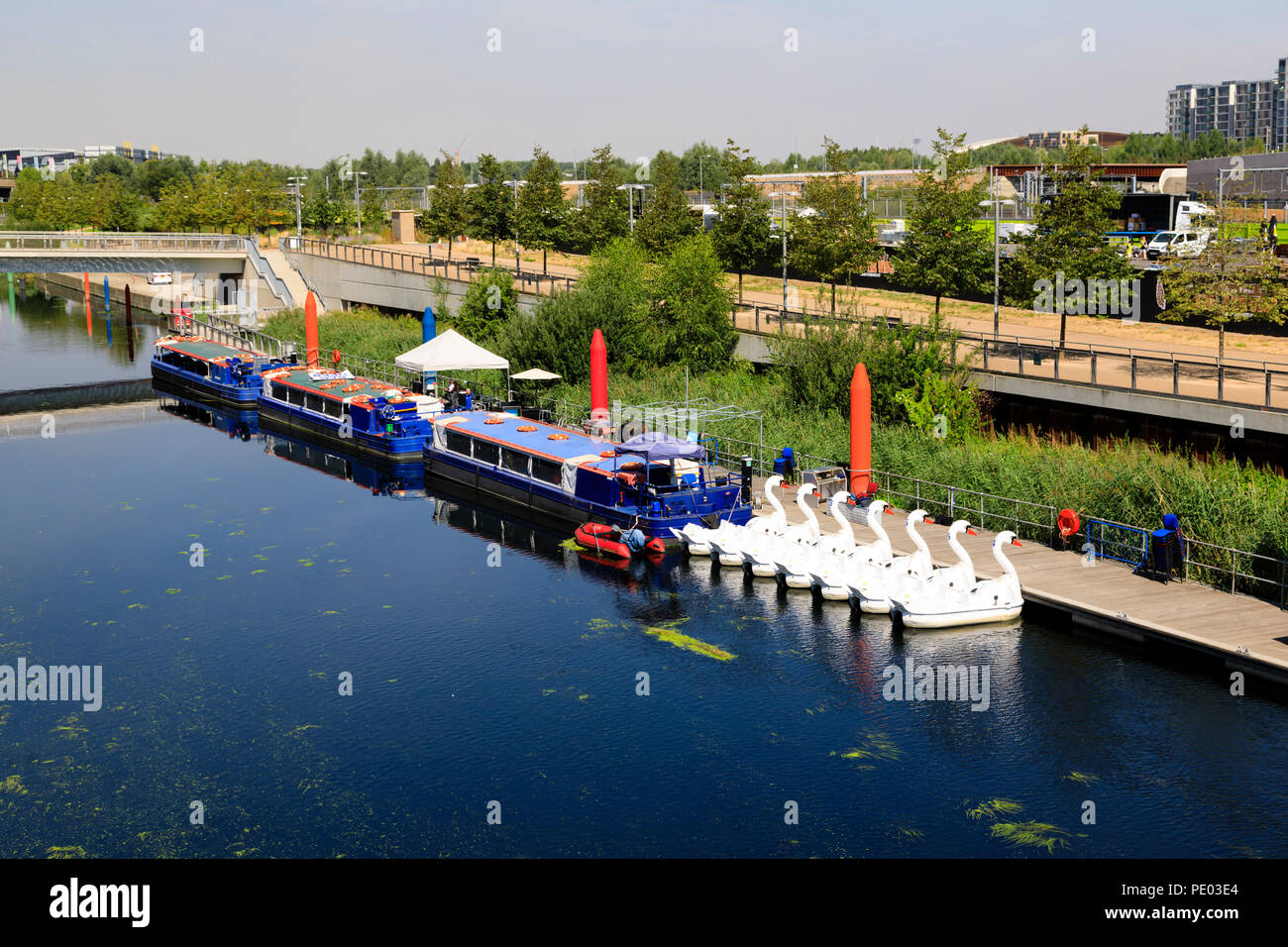 Urlaub Boote und Swan pedallo auf das Wasserwerk Fluss festgemacht, Queen Elizabeth Olympic Park, Stratford, London, England Stockfoto Urlaub Boote und Swan pedallo auf das Wasserwerk Fluss festgemacht, Queen Elizabeth Olympic Park, Stratford, London, England Stockfoto