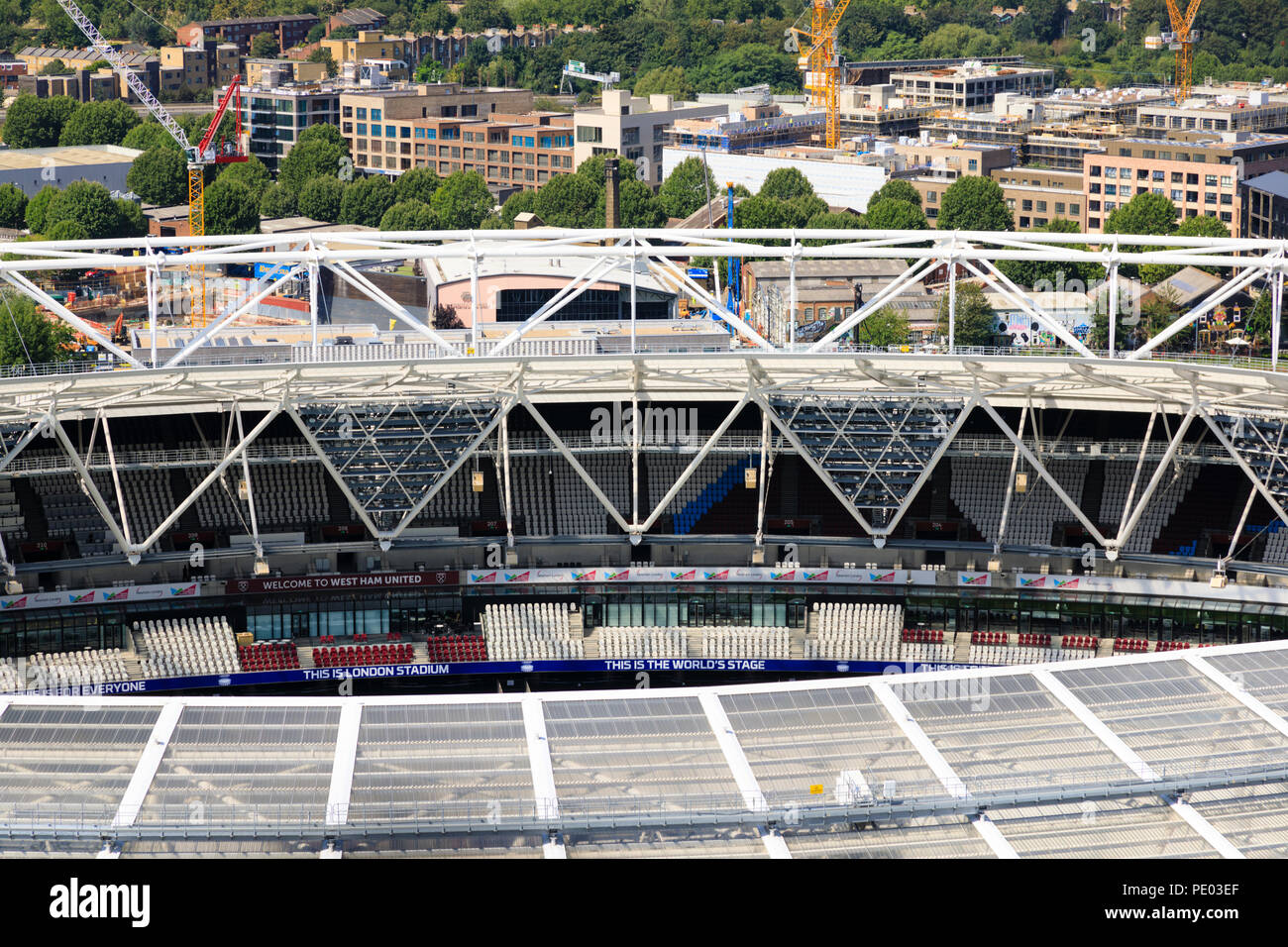London, Stadion, Fußball Boden West Ham United, von arcelormittal Orbit Aussichtsplattform. Queen Elizabeth Olympic Park, Stratford, London, England Stockfoto