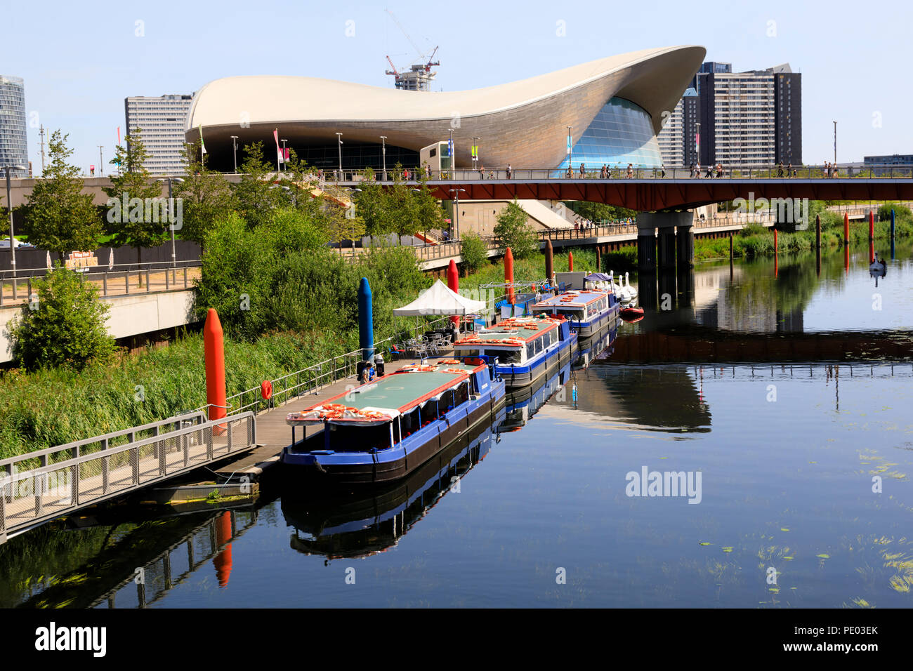 Freude, Sightseeing Boote auf der Wasserwerke River mit der Aquatics Center. Queen Elizabeth Olympic Park, Stratford, London, England Stockfoto