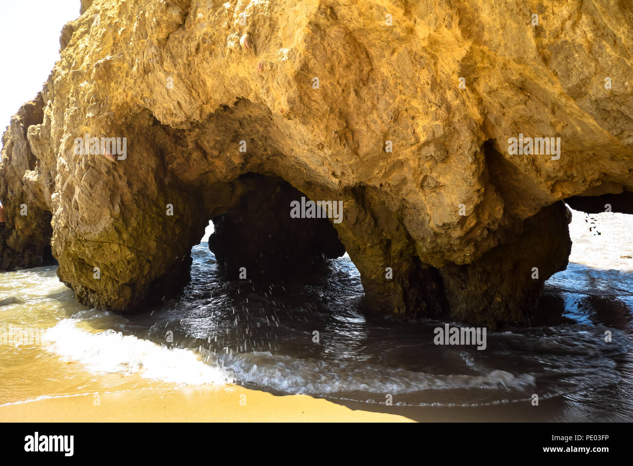 Felsformationen und natürlichen Bögen auf El Matador State Beach in Malibu, Kalifornien Stockfoto