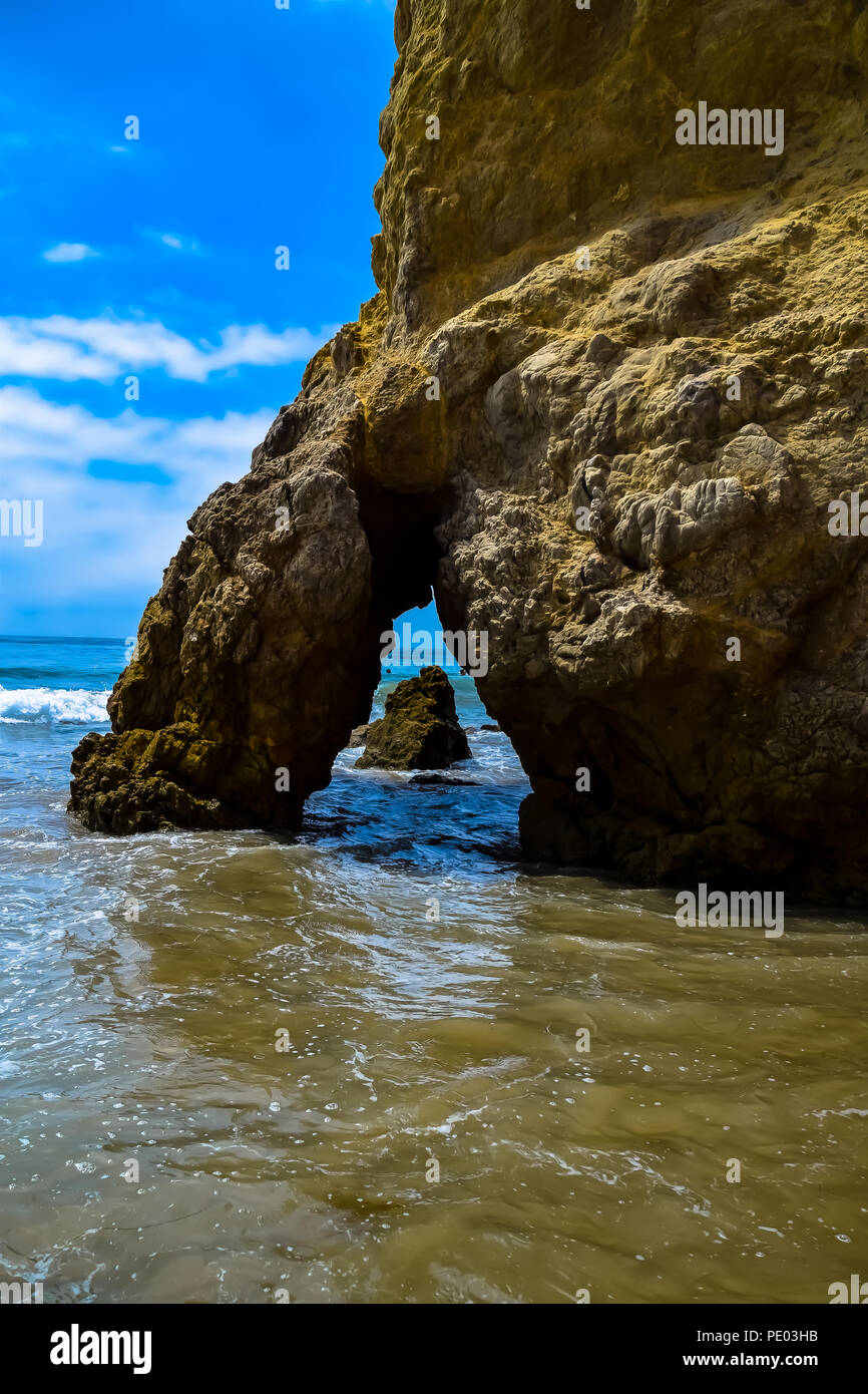 Felsformationen und natürlichen Bögen auf El Matador State Beach in Malibu, Kalifornien Stockfoto