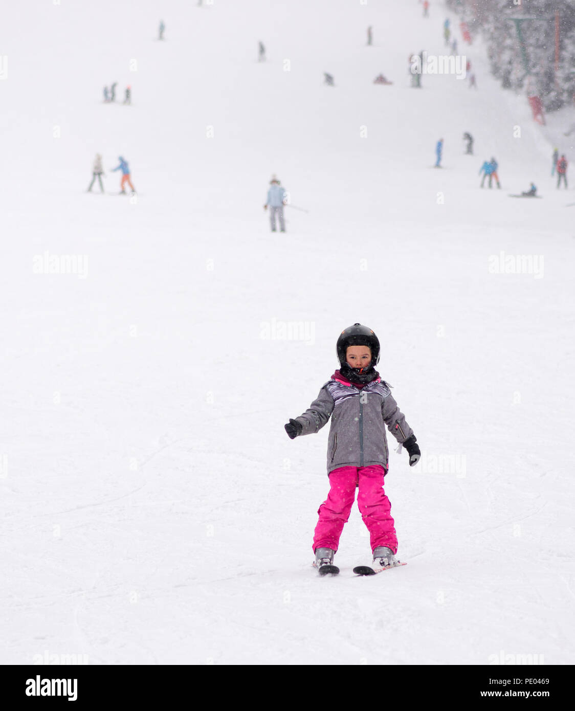 Kleines Kind Skifahren lernen Stockfoto