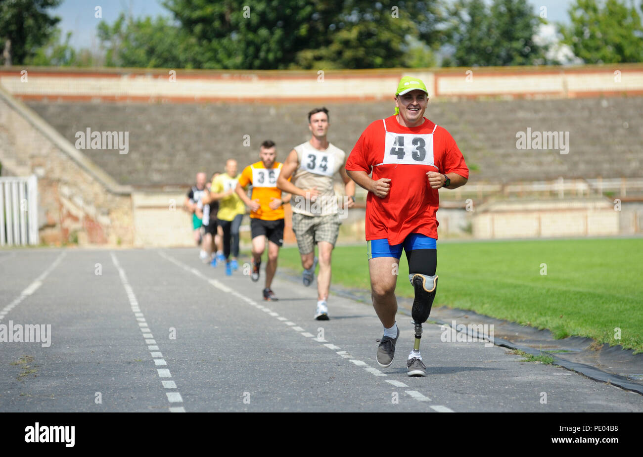 Behinderte Athleten mit einem künstlichen Bein laufen auf der Strecke. Versuche unter den ukrainischen Soldaten auf 43 US Marine Corps Marathon. Juli 20, 2018. Kiew, Ukraine Stockfoto