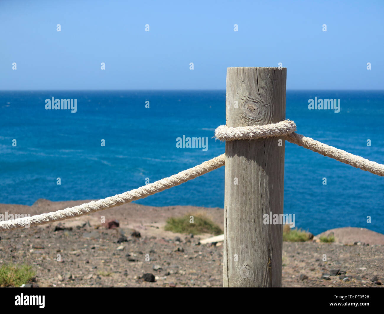 Seil- und Post-Zaun am Meer Stockfoto