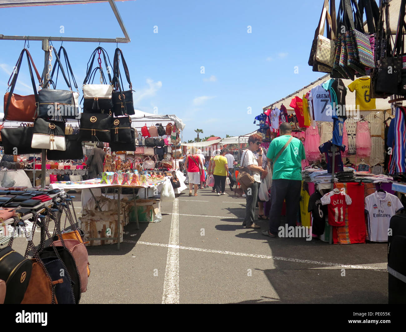 Street Market in Spanisch Holiday Resort Stockfoto