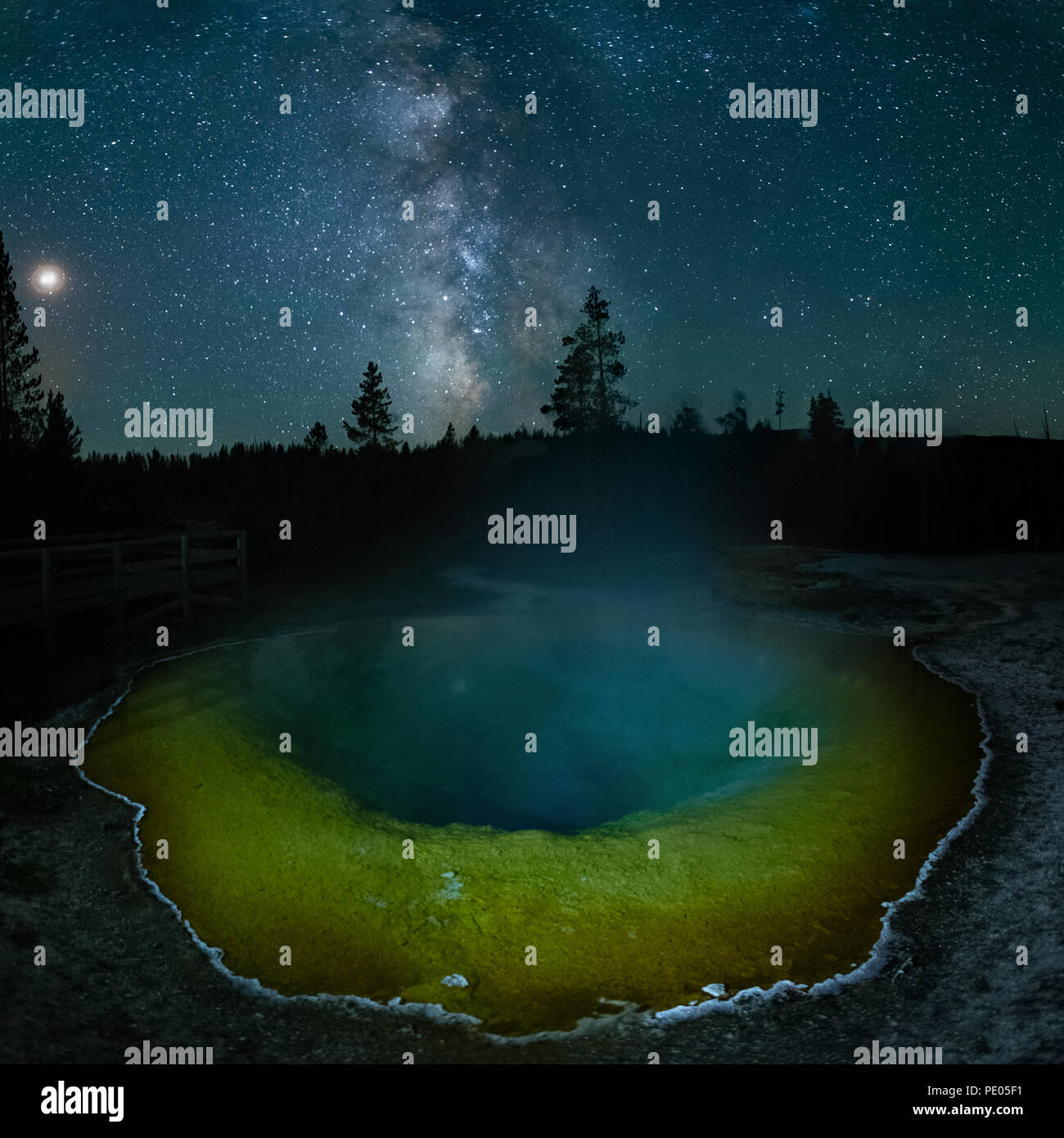 Dies ist das Bild von Morning Glory Pool bei Nacht mit mikyway und Sterne im Yellowstone National Park, Idaho, USA. Stockfoto