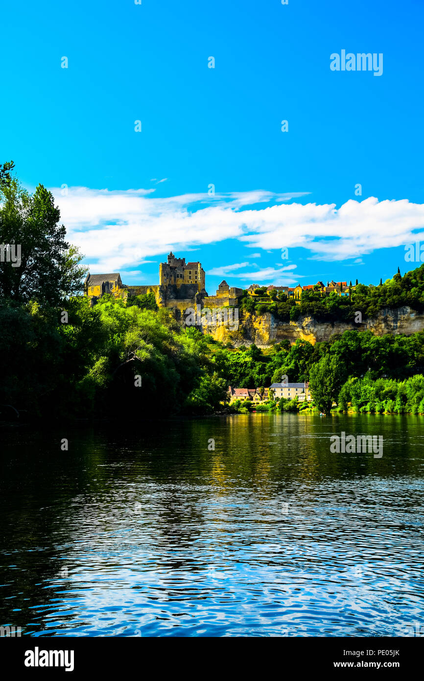 Blick auf das Dorf und die Burg von Beynac auf der Dordogne im Südwesten Frankreichs Stockfoto