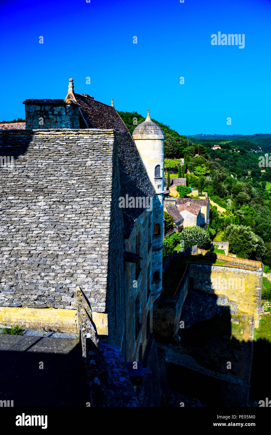 Blick auf das Dorf und die Burg von Beynac auf der Dordogne im Südwesten Frankreichs Stockfoto