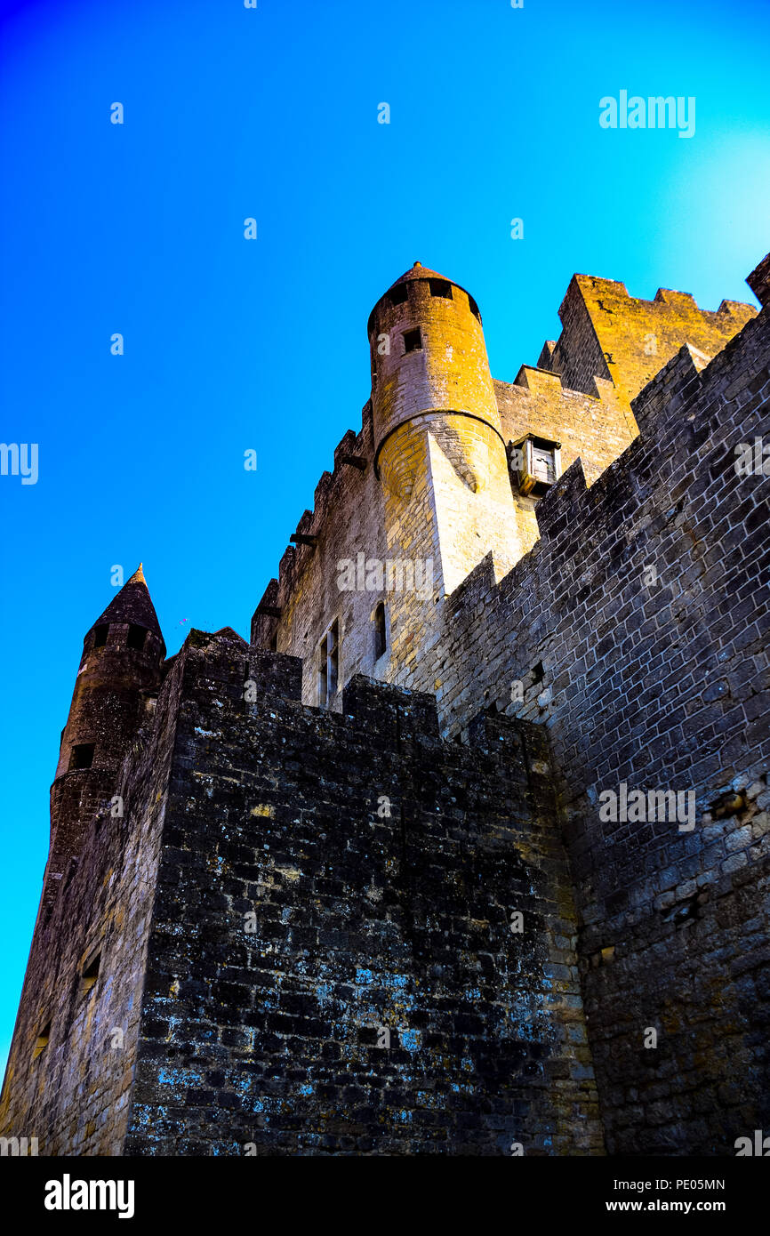 Blick auf das Dorf und die Burg von Beynac auf der Dordogne im Südwesten Frankreichs Stockfoto