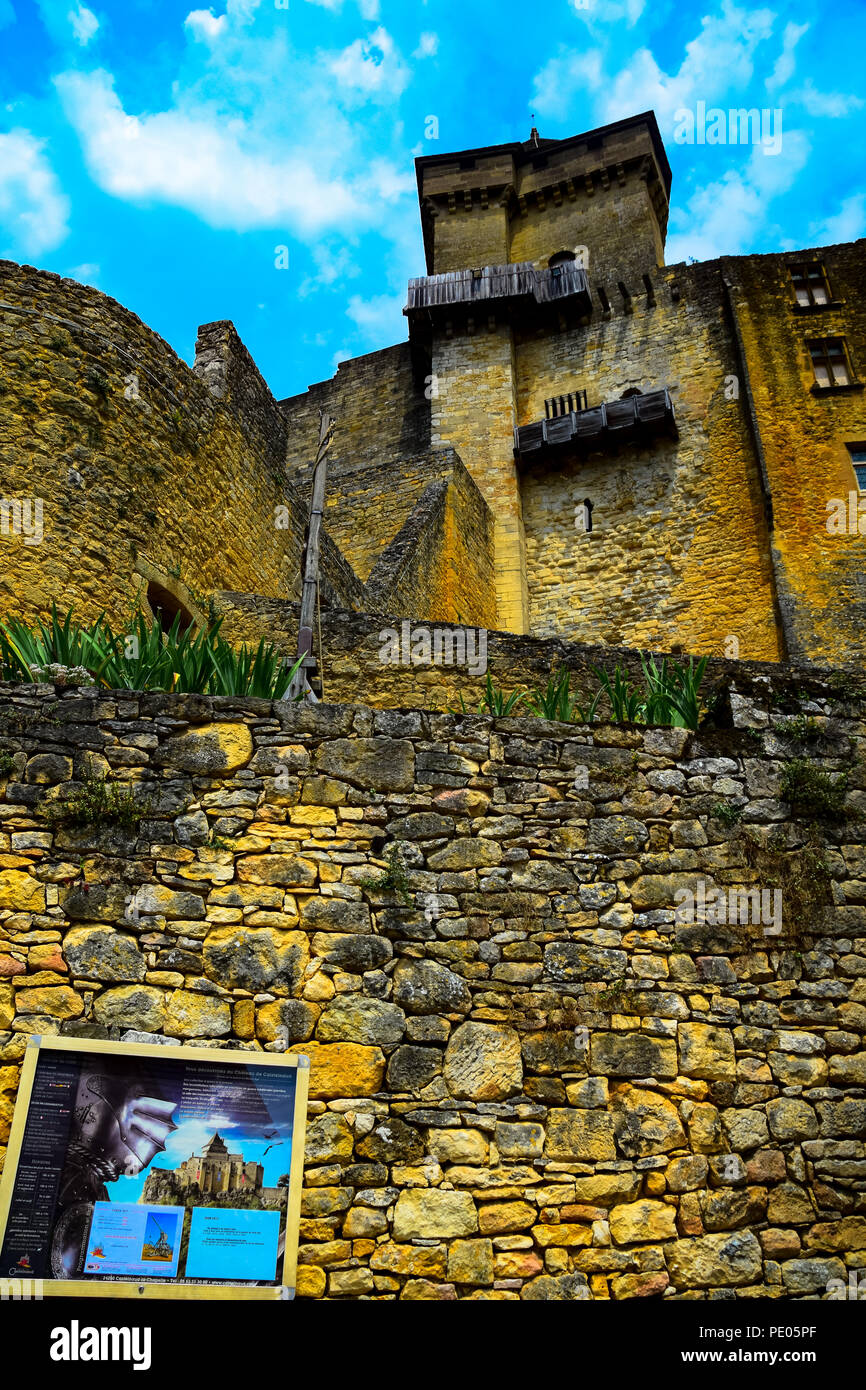 Mauern und Wälle der Festung von Castlenaud-La-Chappell mit Blick auf den Fluss Dordogne in Frankreich Stockfoto