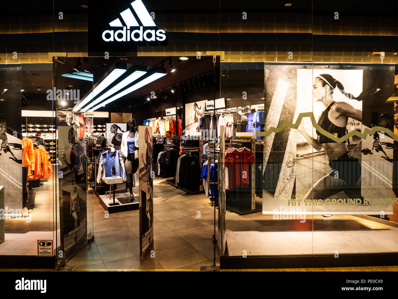 Polen, Krakau - März 20, 2018: Adidas store in Bonarka City Center  Stockfotografie - Alamy