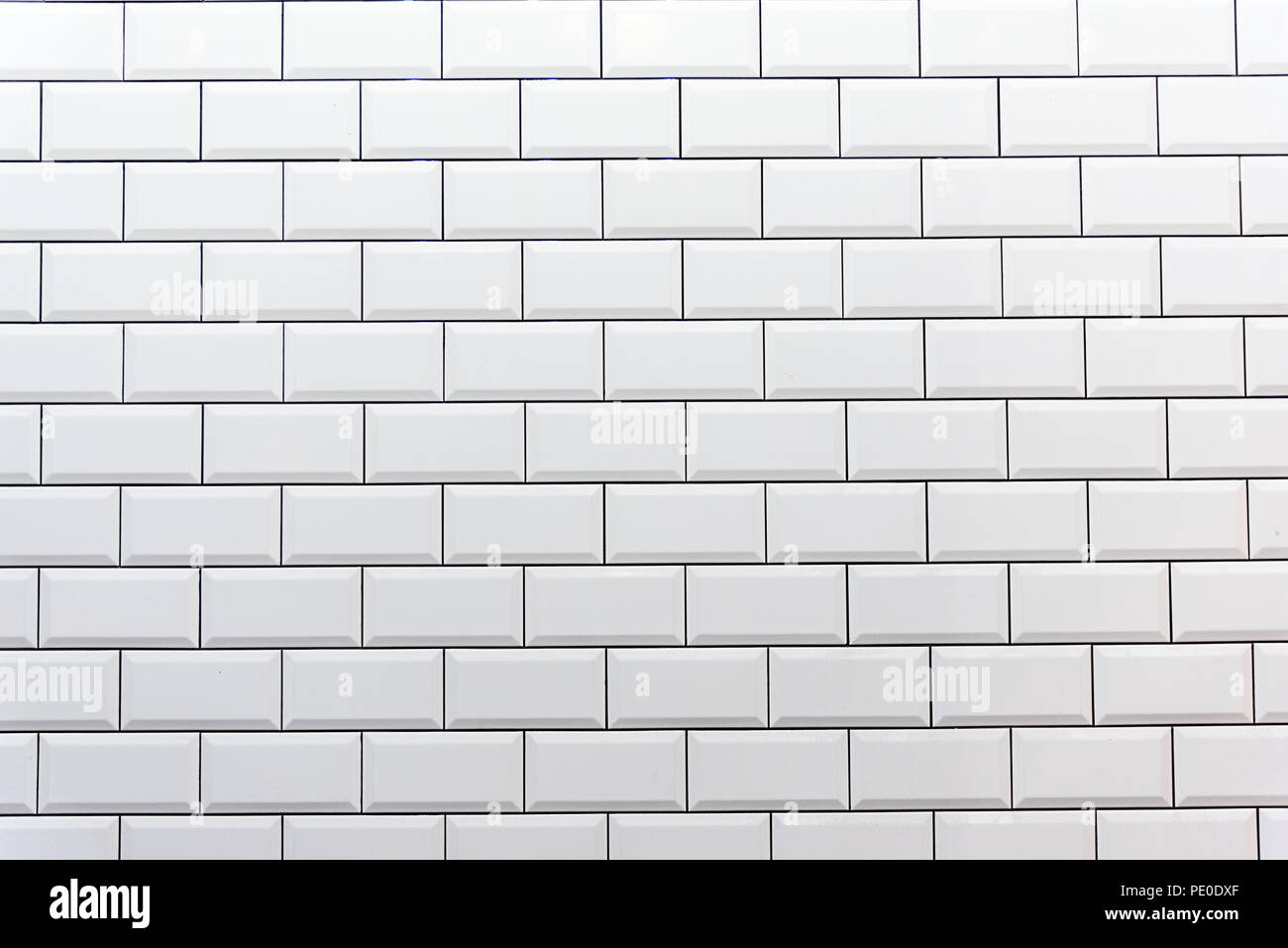 Hintergrund von einem sauberen weißen Fliesen Wand Stockfoto