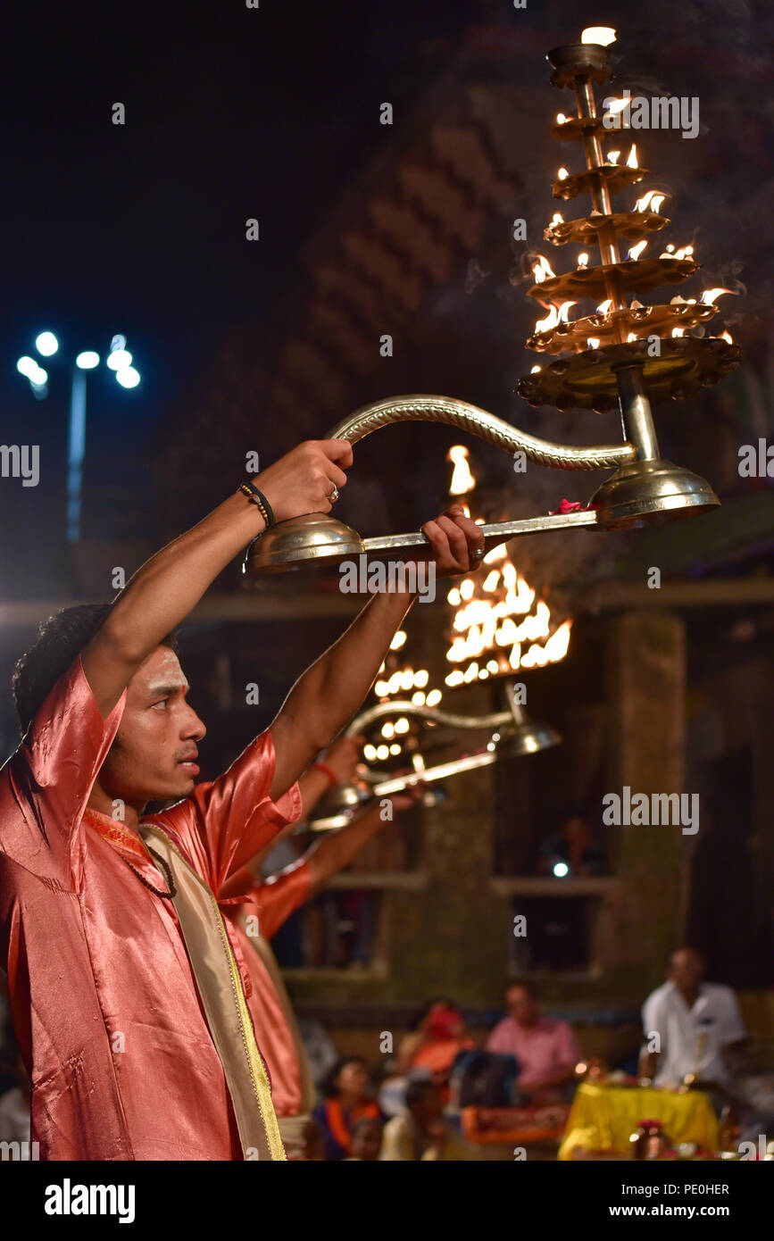 Hindu Priester Durchführung abend Ganga Aarti Zeremonie, Dashashwamedh Ghat, Varanasi, Indien Stockfoto