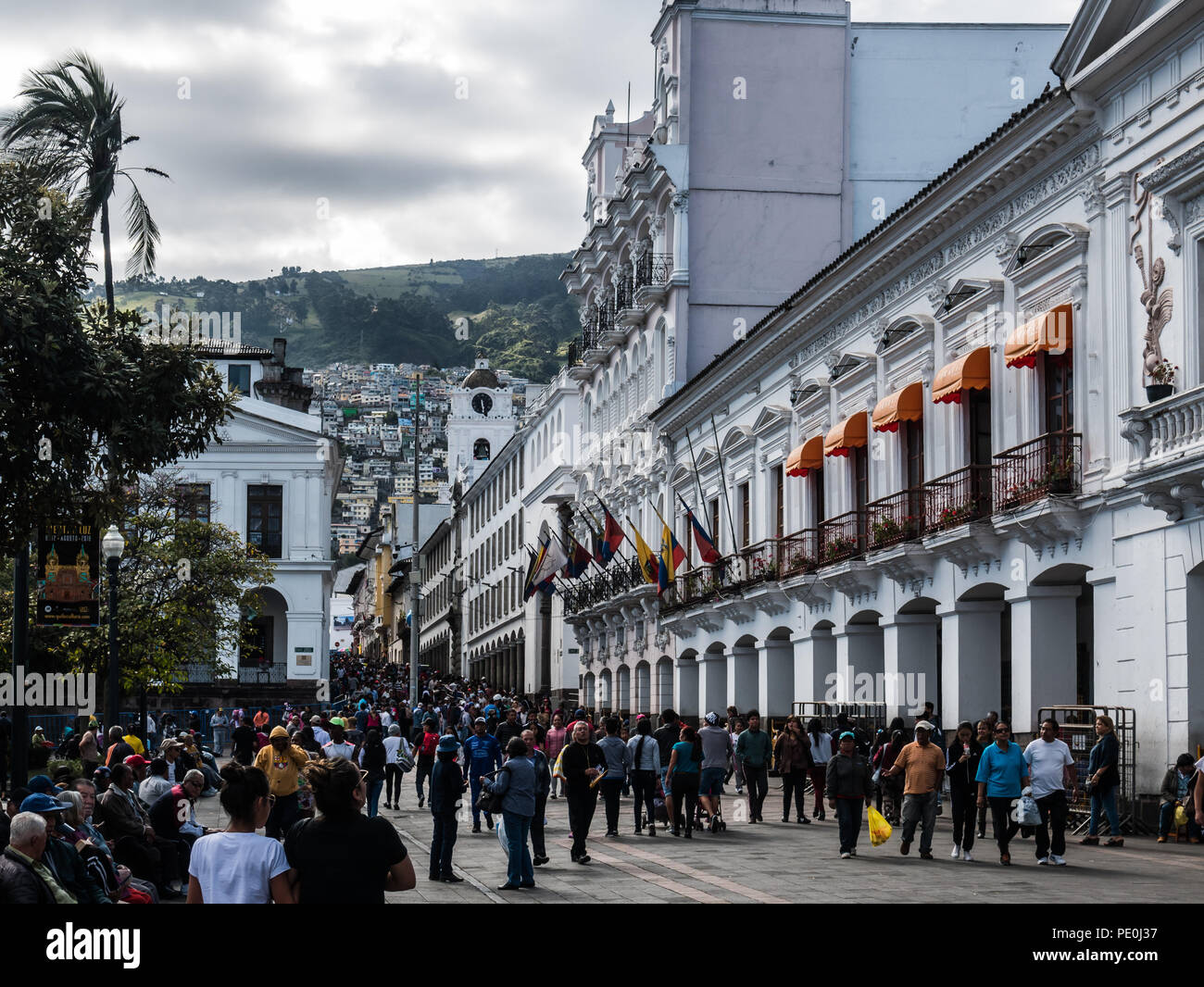 Menschen, die sich um die Innenstadt von Quito Unabhängigkeit Ecuadors Tag zu feiern. Stockfoto