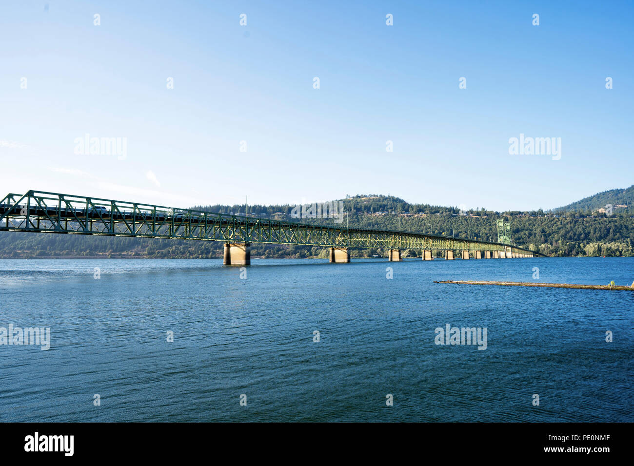 Lange gerade Metall Fachwerk Hood River heben Weiß Lachs Transport Brücke mit zwei Türme zum Anheben gewölbte Abschnitt über Columbia River in Stockfoto