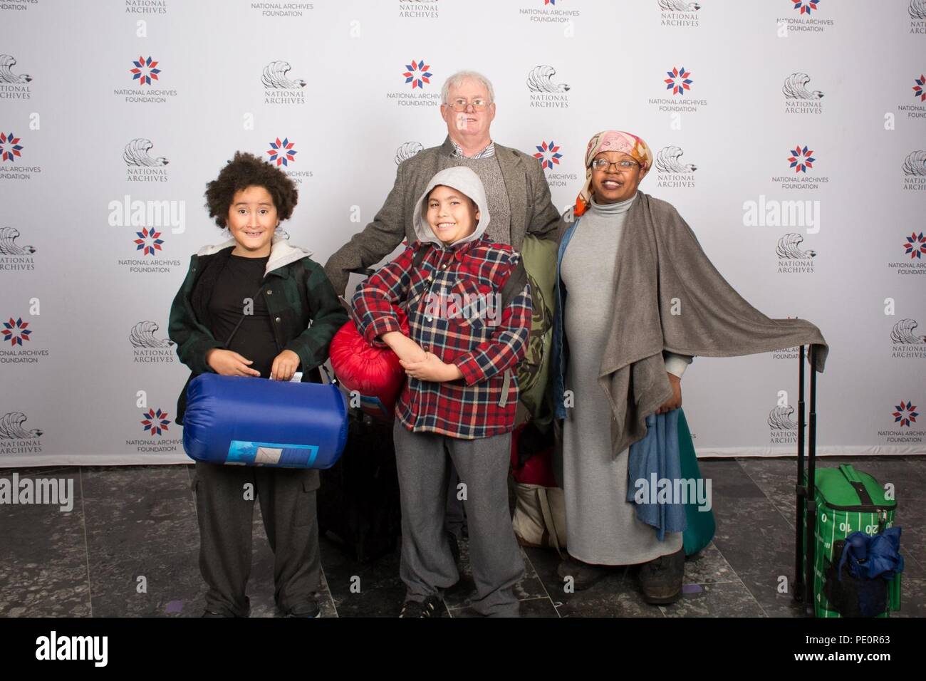 Während einer raum-themed sleepover an der National Archives in Washington, DC, im Februar 24-25, 2018, Unerschrockene Entdecker über die Geheimnisse der Raumfahrt mit ehemaligen space shuttle Astronaut Charles Bolden lernen; tauchen Sie ein in wertvollen Aufzeichnungen unserer Nation, einschließlich historischer NASA-Dateien; die National Archives Museum mit einer Schnitzeljagd zu erkunden; Schlaf in der Rotunde neben die Chartas der Freiheit; und ein Pancake Frühstück durch den Archivar der Vereinigten Staaten gedient. Stockfoto