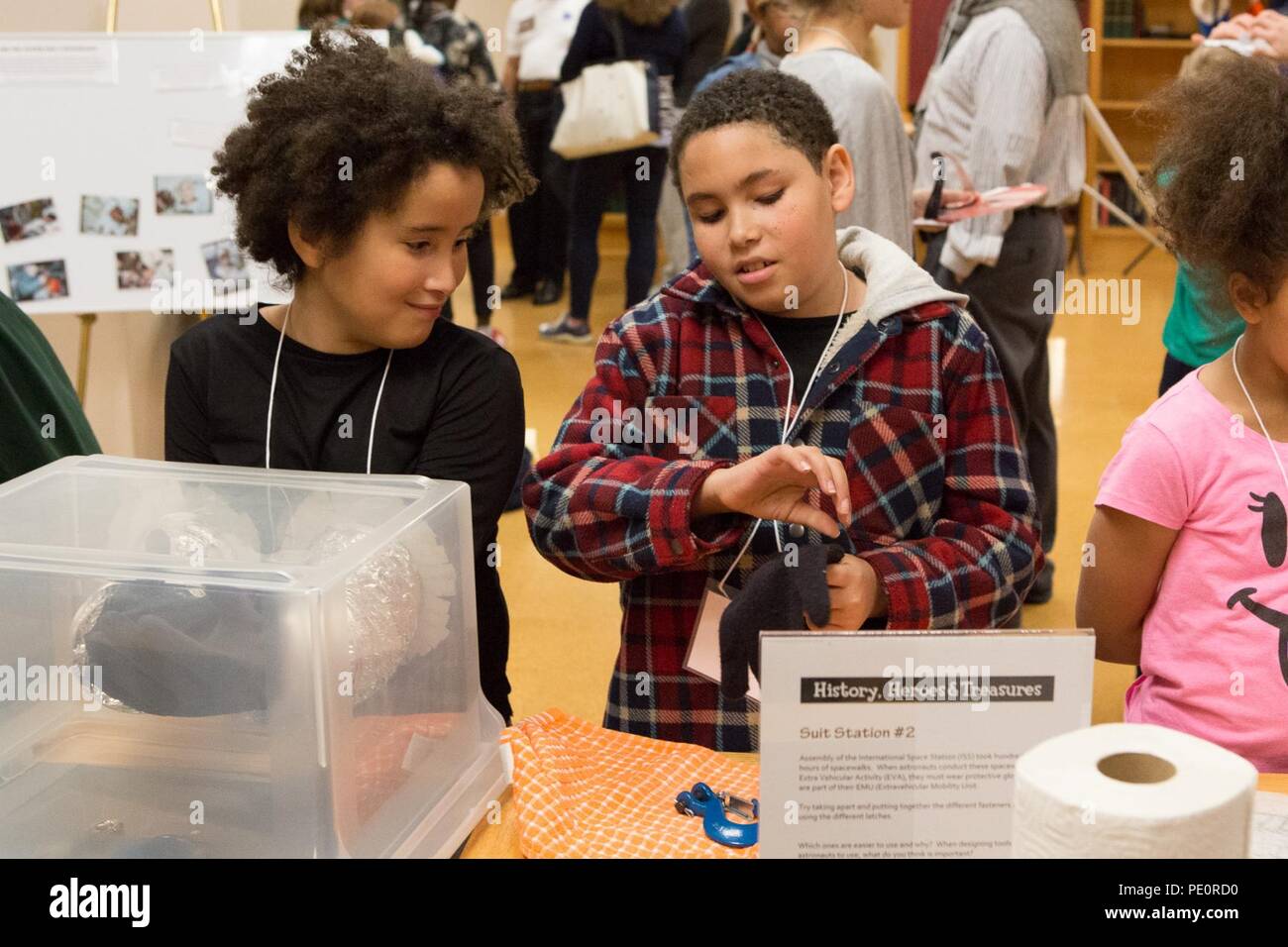 Während einer raum-themed sleepover an der National Archives in Washington, DC, im Februar 24-25, 2018, Unerschrockene Entdecker über die Geheimnisse der Raumfahrt mit ehemaligen space shuttle Astronaut Charles Bolden lernen; tauchen Sie ein in wertvollen Aufzeichnungen unserer Nation, einschließlich historischer NASA-Dateien; die National Archives Museum mit einer Schnitzeljagd zu erkunden; Schlaf in der Rotunde neben die Chartas der Freiheit; und ein Pancake Frühstück durch den Archivar der Vereinigten Staaten gedient. Stockfoto