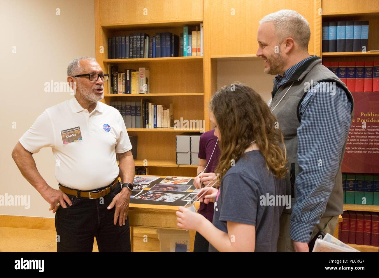 Während einer raum-themed sleepover an der National Archives in Washington, DC, im Februar 24-25, 2018, Unerschrockene Entdecker über die Geheimnisse der Raumfahrt mit ehemaligen space shuttle Astronaut Charles Bolden lernen; tauchen Sie ein in wertvollen Aufzeichnungen unserer Nation, einschließlich historischer NASA-Dateien; die National Archives Museum mit einer Schnitzeljagd zu erkunden; Schlaf in der Rotunde neben die Chartas der Freiheit; und ein Pancake Frühstück durch den Archivar der Vereinigten Staaten gedient. Stockfoto