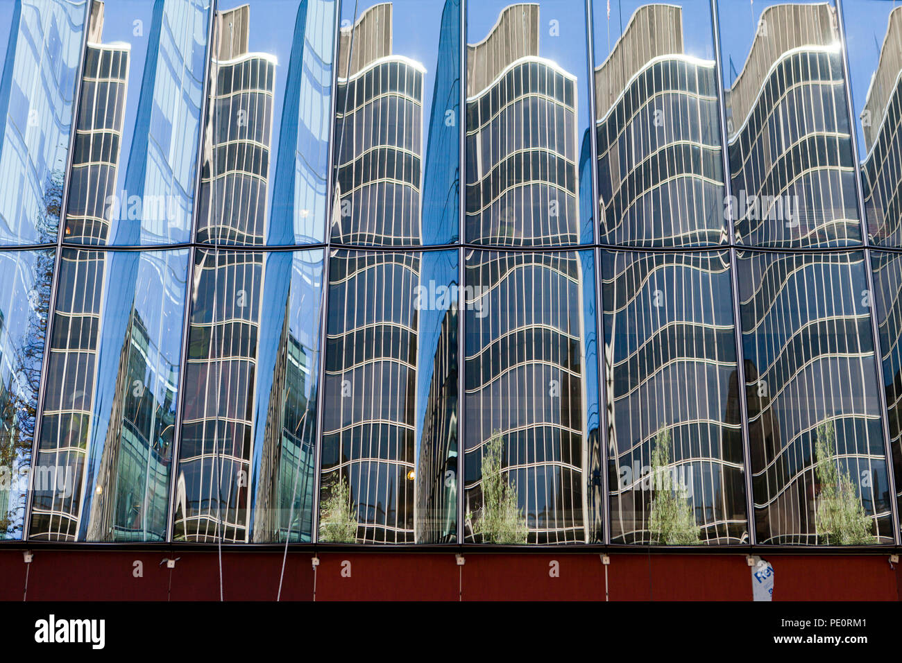 Verzerrte Spiegelungen der städtischen Hochhaus auf Spiegel Gebäude - USA Stockfoto