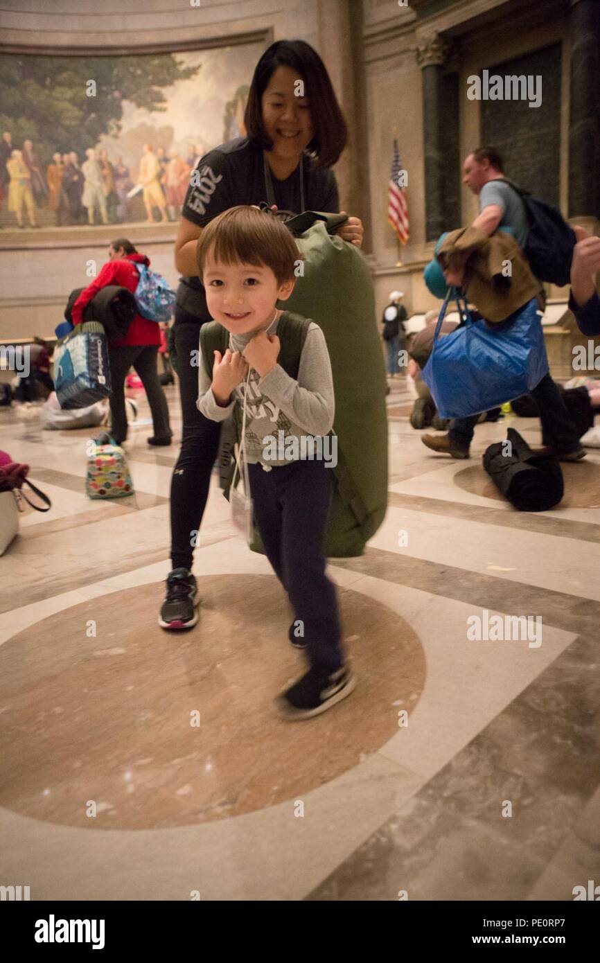 Während einer raum-themed sleepover an der National Archives in Washington, DC, im Februar 24-25, 2018, Unerschrockene Entdecker über die Geheimnisse der Raumfahrt mit ehemaligen space shuttle Astronaut Charles Bolden lernen; tauchen Sie ein in wertvollen Aufzeichnungen unserer Nation, einschließlich historischer NASA-Dateien; die National Archives Museum mit einer Schnitzeljagd zu erkunden; Schlaf in der Rotunde neben die Chartas der Freiheit; und ein Pancake Frühstück durch den Archivar der Vereinigten Staaten gedient. Stockfoto